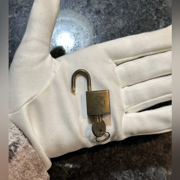 Vintage LV Lock and Key #218 - Picture 7 of 7